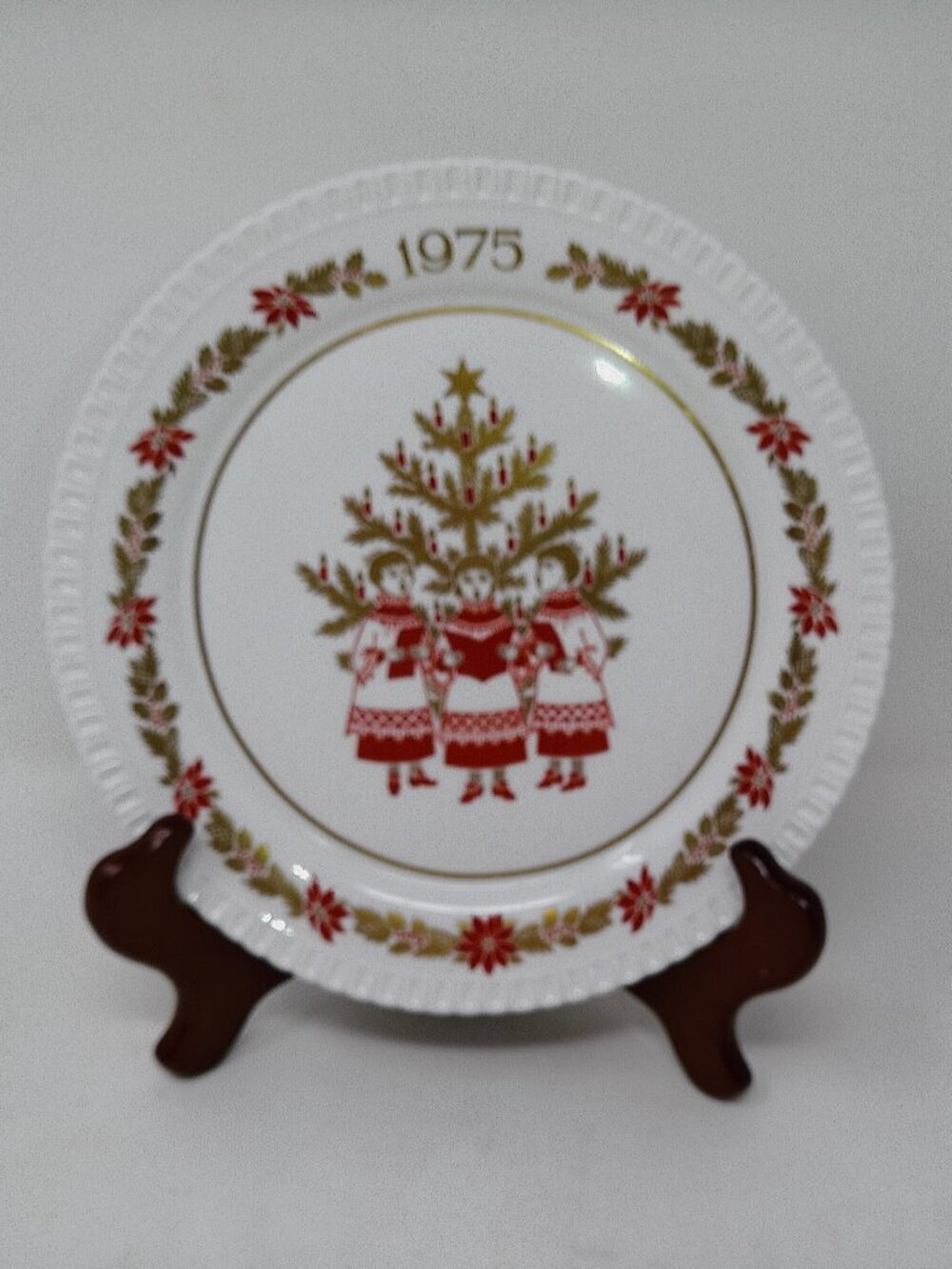 Spode 1975 White, Red & Gold Christmas Carolers Plate